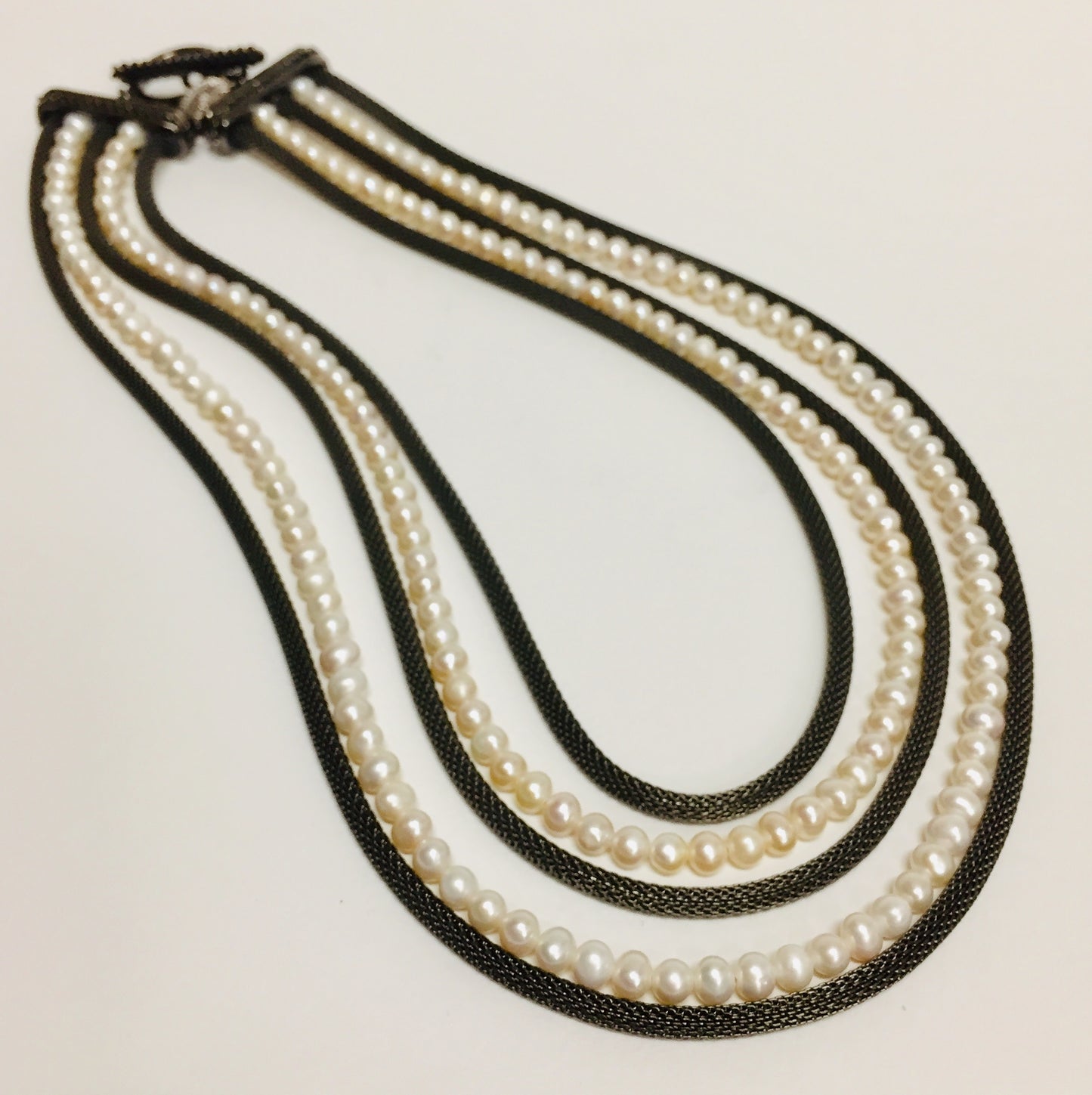 Necklace Black Nickle Mesh With White Pearls