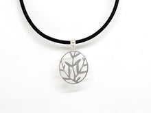 Load image into Gallery viewer, Cork Necklace With Leaves Pendant