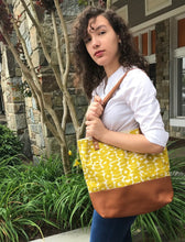 Load image into Gallery viewer, Citron and Leather Totoe