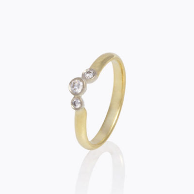 18k Yellow Gold Ring with 3 Round Diamonds