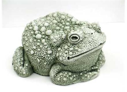 LARGE TOAD STATUE