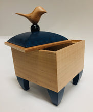 Load image into Gallery viewer, Ribbed Box With Bird On Top