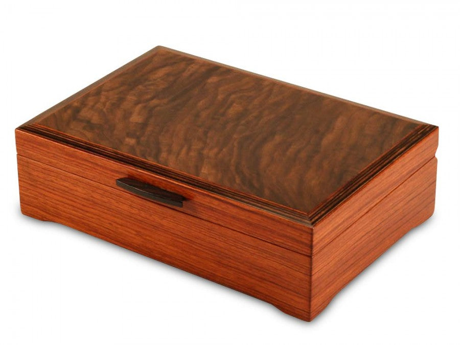Valet, Chesapeake Sapele