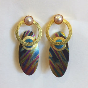 Pearl On Vermeil Circle With Oval Nioubium Dangle